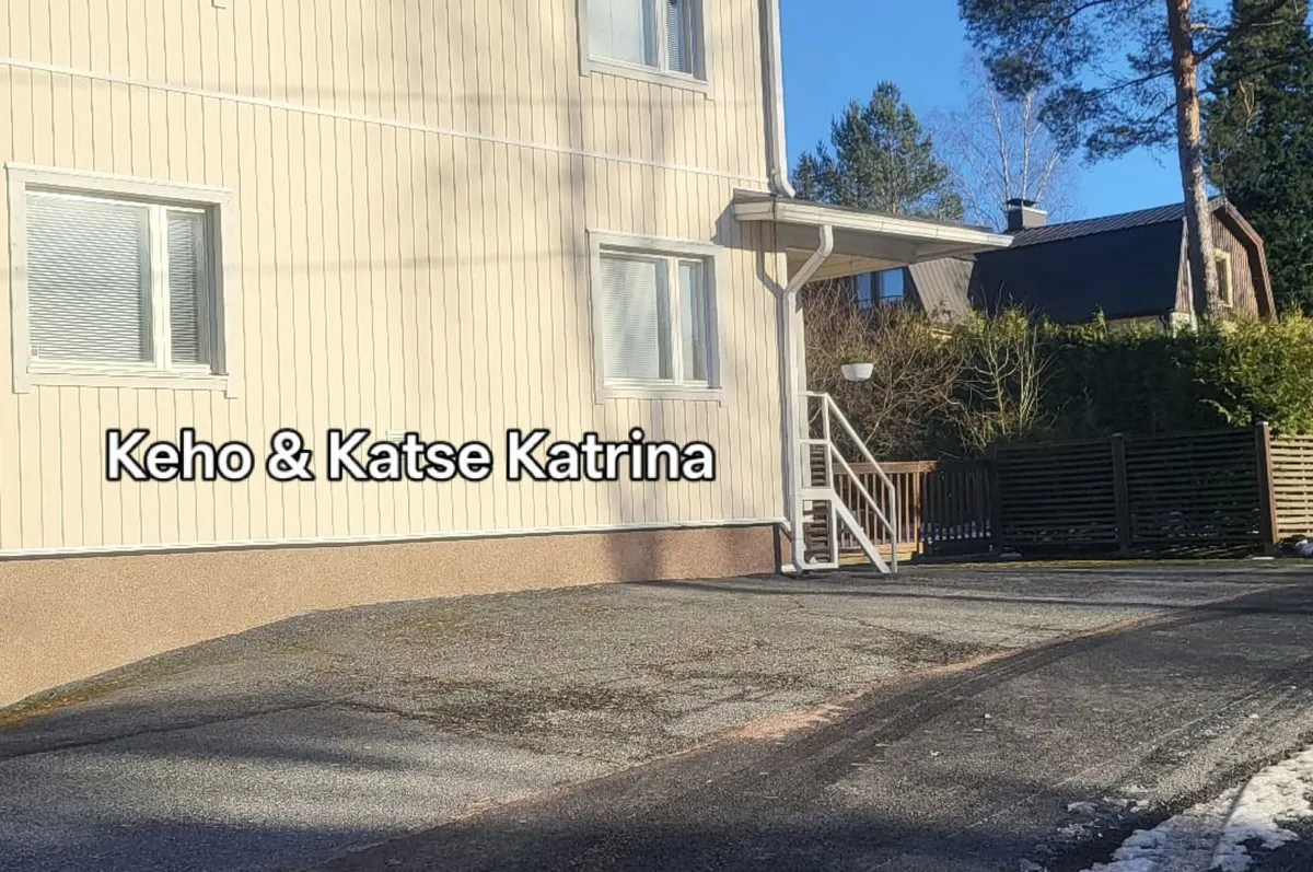 Keho & Katse Katrinan studio ulkoa, vaalea puutalo